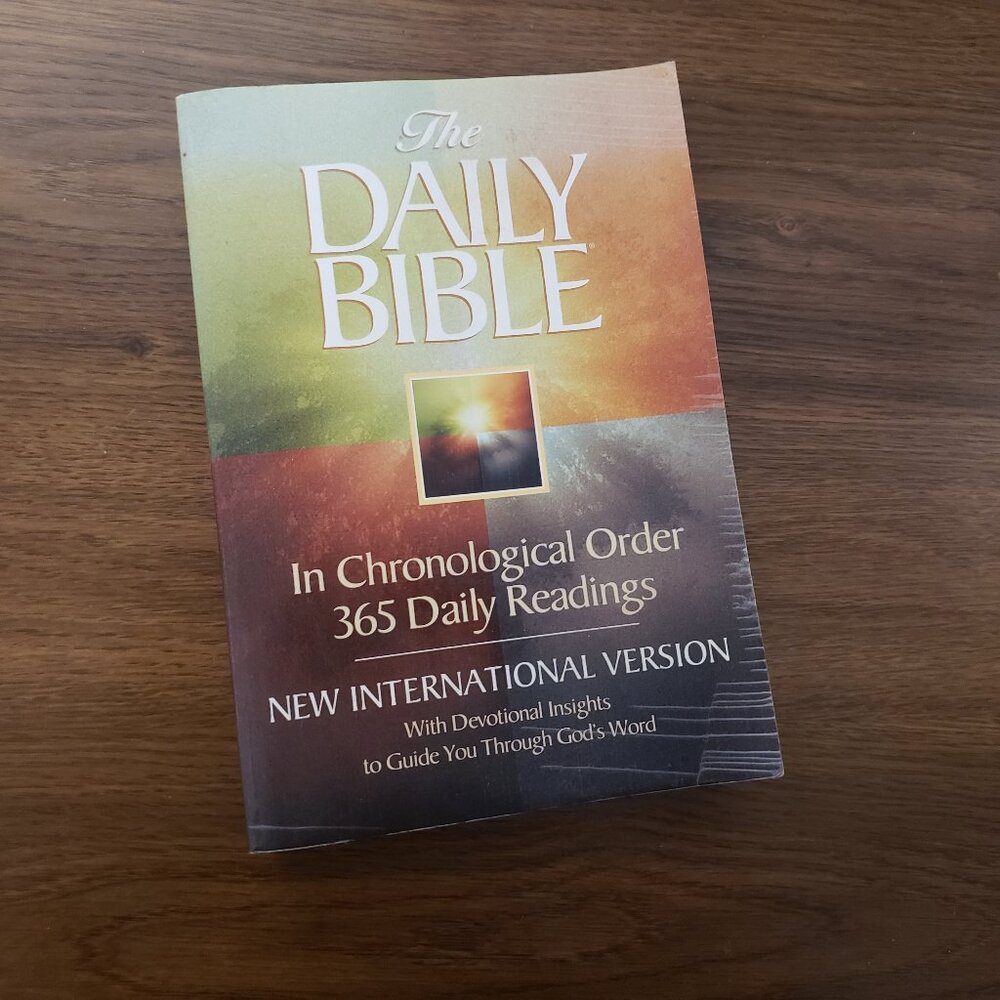 The Daily Bible NIV Paperback Daily Readings Devotional New International